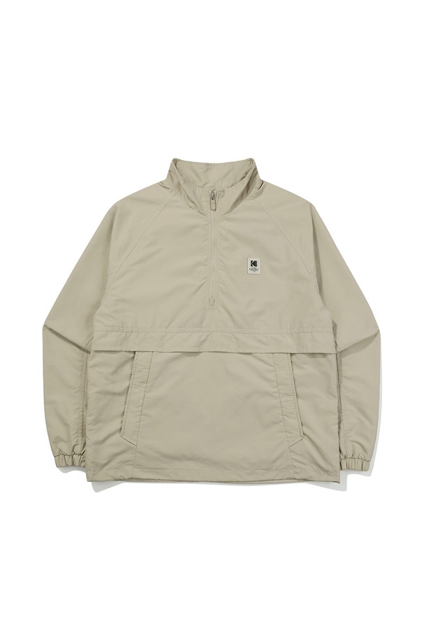 모노크롬 서플렉스 스탠넥 아노락 재킷 베이지는 일상, 아웃도어 활동에 적합한 남녀 공용 아노락 재킷입니다. 간절기 필수 아이템으로, 봄, 가을 시즌에 유용하게 활용할 수 있습니다. 스포티, 캐주얼 스타일을 연출하며, 모노크롬 패턴과 레귤러핏으로 깔끔한 핏을 선사합니다. 나일론 소재에 생활 방수, 통기성, 방풍 기능을 더해 활동성을 높였으며, 스탠넥 디자인, 몸판 포켓, 밑단 스트링, 기장 조절 기능으로 실용성을 강조했습니다. 산책, 여행, 등산 등 다양한 TPO에 활용 가능한 스타일리시한 아이템입니다.
