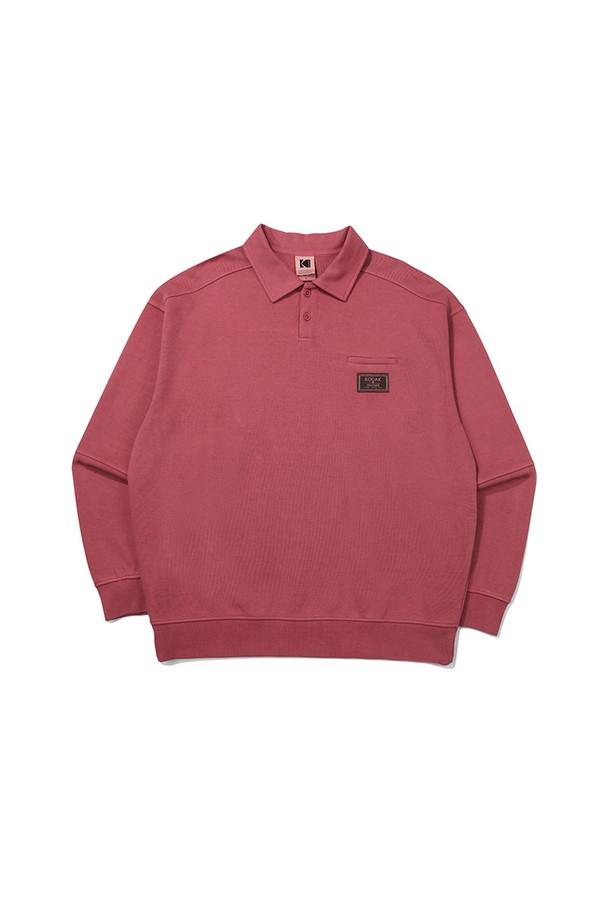 씨네코닥 세미오버핏 피그먼트 카라 맨투맨은 가을, 겨울 시즌에 적합한 레드 컬러의 긴소매 맨투맨입니다. 면과 폴리에스터 혼방 소재로 제작되었으며, 두꺼운 두께감과 신축성 있는 촉감이 특징입니다. 피그먼트 염색과 브랜딩 라벨 디테일이 돋보이며, 단품 또는 이너 레이어드로 활용하기 좋은 세미오버핏 카라 디자인의 캐주얼 및 베이직 스타일 아이템입니다.
