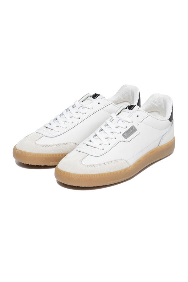 레티나 클래식 화이트는 남녀 모두 착용 가능한 캐주얼 스니커즈입니다. 소가죽, 합성가죽, 스웨이드 등 프리미엄 소재와 내구성 있는 천연가죽을 사용하여 사계절 내내 활용할 수 있습니다. 라운드 앞코와 로우탑 디자인으로 클래식하고 미니멀한 무드를 연출하며, 데이트룩, 쇼핑룩 등 다양한 TPO에 잘 어울립니다. 메탈 로고 디테일이 돋보이며, 레이스업 방식으로 편안하게 착용할 수 있습니다.
