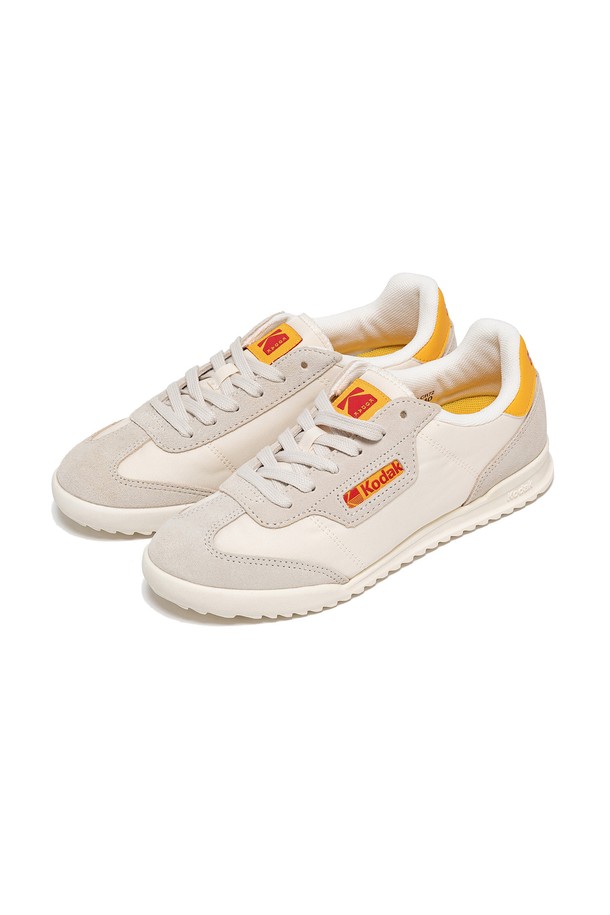 레티나 아이보리 (Retina IVORY)는 남성용 운동화로, 아이보리, 화이트, 베이지 컬러로 출시되었습니다. 라운드 앞코에 플랫 굽, 레이스업 디자인이 특징이며, 캔버스와 스웨이드 소재를 조합하여 캐주얼하고 미니멀한 스타일을 연출합니다. 사계절 모두 착용 가능하며, 일상 및 캐주얼 룩에 적합합니다. 24SS 레티나 캐리오버 컬렉션으로, 새로운 러버솔과 컬러 포인트 디테일이 돋보이는 베이직한 어퍼 디자인을 만나보세요. 데이트룩과 산책룩에 매치하여 클래식한 무드를 더할 수 있습니다.
