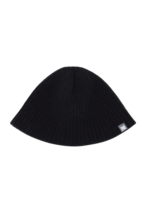 솔리드 니트 버킷햇 블랙은 가을, 겨울철 데일리룩에 활용하기 좋은 모자입니다. 울, 나일론, 폴리에스터 혼방 소재로 제작되어 높은 보온성을 제공하며, 21.5cm 깊이로 안정적인 착용감을 선사합니다. 심플한 디자인에 스몰 로고 디테일이 더해져 미니멀, 클래식, 캐주얼 스타일 모두 소화 가능합니다. 산책룩, 카페룩 등 다양한 TPO에 매치하여 포근하고 세련된 겨울 스타일을 연출해보세요. 두꺼운 니트 촉감으로 부드러움을 더했습니다.

