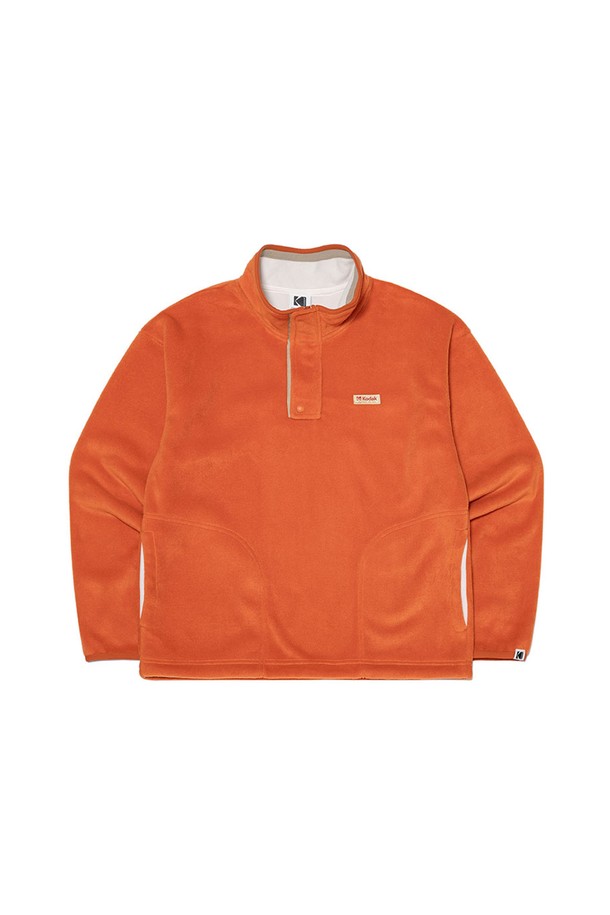 코다크롬 세미오버핏 스탠넥 반집업 플리스 ORANGE는 가을, 겨울 시즌에 활용하기 좋은 플리스 상의입니다. 캐주얼, 스포티 스타일을 연출하기 좋으며, 일상 및 가을 나들이룩, 혹은 겨울 데일리룩으로 적합합니다. 부드러운 촉감의 폴리에스터 소재로 제작되었으며, 겉면과 안쪽면 컬러가 다른 본딩 플리스를 사용하여 보온성을 높였습니다. 세미오버핏에 스탠넥 디자인, 반집업 여밈 방식으로 편안함과 스타일을 동시에 잡았습니다. 오렌지 컬러 배색으로 포인트를 더한 실용적인 아이템입니다.
