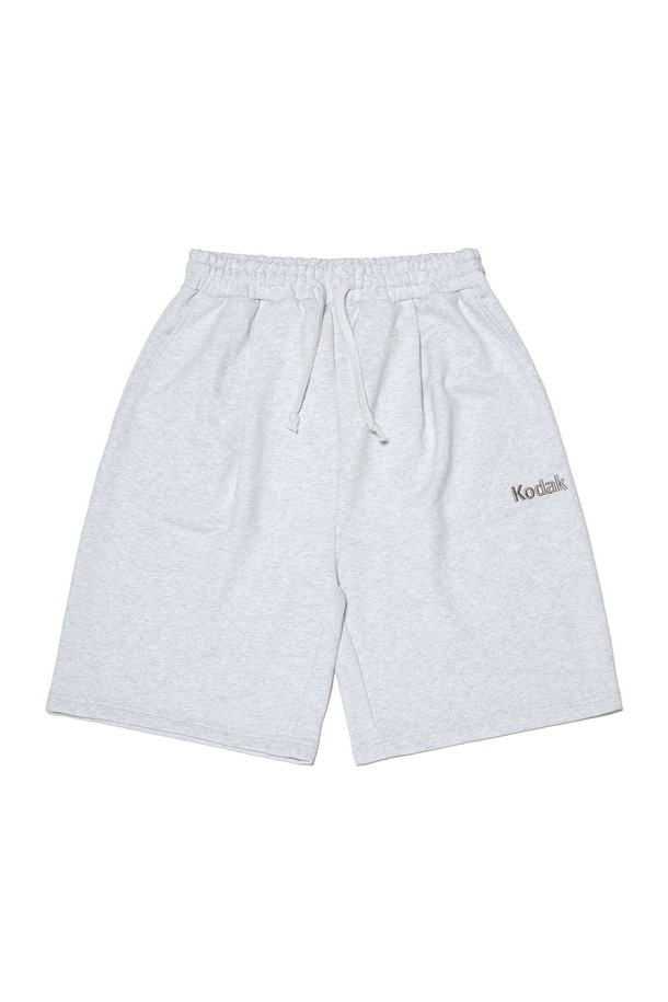 코다크롬 버뮤다 팬츠 WHITE MELANGE는 캐주얼하고 베이직한 스타일의 반바지입니다. 여름 시즌에 어울리는 이 팬츠는 면과 폴리에스터 혼방 소재로 제작되어 편안한 착용감을 제공합니다. 화이트 멜란지, 네이비 컬러로 출시되었으며, 로고 포인트 디자인과 세미 오버핏의 핏이 특징입니다. 허리 스트링으로 사이즈 조절이 가능하며, 동네 마실룩, 여행룩, 휴가룩 등 다양한 TPO에 활용하기 좋습니다. 
