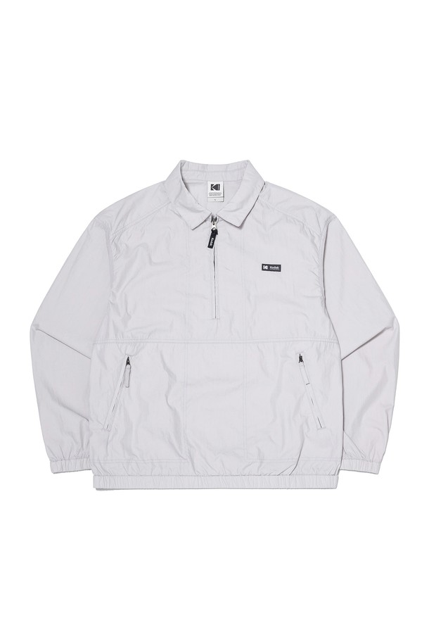 가먼트워싱 카라 아노락 재킷 (라이트 그레이)은 캐주얼, 미니멀, 클래식 스타일을 추구하는 분들을 위한 아우터입니다. 면과 나일론 혼방 소재로 제작되어 부드러운 촉감과 적당한 두께감을 제공하며, 봄, 가을, 겨울 간절기 및 겨울철 이너로 활용하기 좋습니다. 세미 오버핏에 사이드 지퍼 여밈 방식, 긴소매와 카라 디자인이 특징이며, 가먼트워싱 기법을 적용하여 빈티지한 무드를 더했습니다. 데일리룩은 물론, 바지/스커트와 셋업으로도 연출할 수 있어 활용도가 높습니다.
