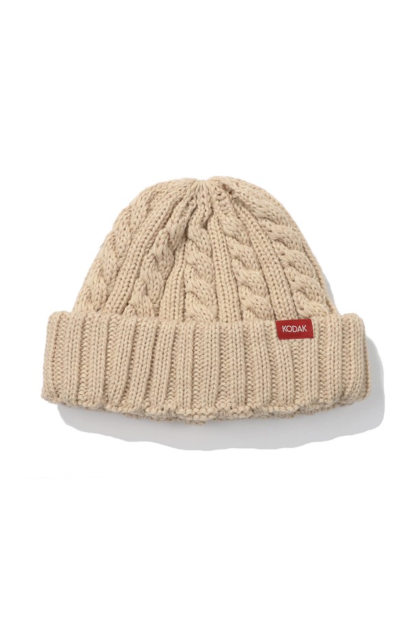 꽈배기 숏 비니 아이보리는 부드러운 촉감과 두꺼운 두께감으로 따뜻함을 선사하는 겨울철 필수 아이템입니다. 아크릴과 울 소재 혼방으로 제작되어 보온성을 높였으며, 꽈배기 니트 디자인이 돋보입니다. 숏 기장으로 제작되어 다양한 스타일 연출이 용이하며, 캐주얼, 미니멀, 클래식 룩에 모두 잘 어울립니다. 아이보리, 블루, 네이비 세 가지 색상으로 출시되어 데일리룩, 산책룩, 데이트룩 등 폭넓은 TPO에 활용할 수 있습니다.
