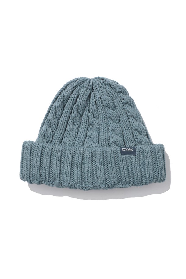 꽈배기 숏 비니 BLUE는 겨울 데일리룩에 어울리는 캐주얼, 미니멀, 클래식 스타일의 비니입니다. 부드러운 촉감의 아크릴 72%, 울 28% 혼방 소재로 제작되어 따뜻함을 선사합니다. 꽈배기 와플 패턴과 두꺼운 두께감으로 포근함을 더하며, 심플한 스몰 로고 포인트가 특징입니다. 숏 기장으로 디자인되어 다양한 스타일 연출에 용이합니다.
