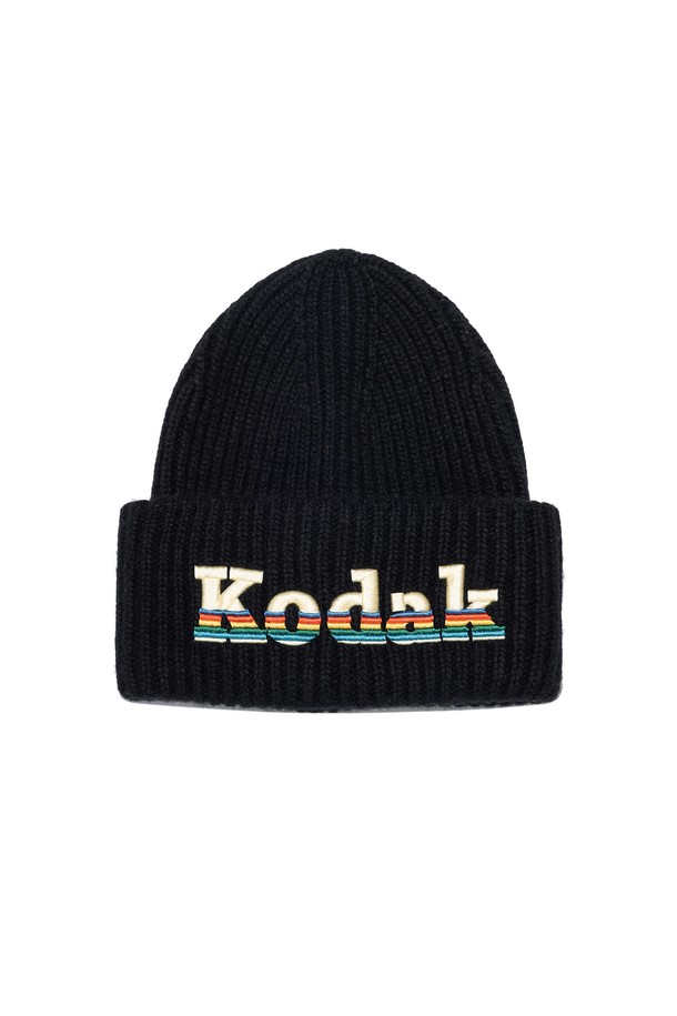레인보우 울혼방 비니 BLACK은 가을, 겨울철 보온성을 높여주는 모자입니다. 부드러운 촉감의 울 및 울혼방 소재로 제작되었으며, 일반적인 모자 깊이로 편안하게 착용할 수 있습니다. 블랙 컬러에 로고 자수 포인트가 있는 골지 니트 비니로, 미니멀, 클래식, 캐주얼 스타일 모두 소화 가능합니다. 일상, 산책, 여행 등 다양한 TPO에 활용하여 겨울철 데일리룩을 완성해보세요.
