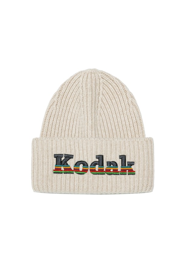 아이보리 컬러의 레인보우 울혼방 비니입니다. 울, 나일론, 캐시미어 혼방 소재로 제작되어 부드러운 촉감과 뛰어난 보온성을 자랑합니다. 가을, 겨울철 데일리룩, 산책룩, 카페룩 등 캐주얼한 스타일에 매치하기 좋습니다. 두꺼운 두께감으로 추운 날씨에도 따뜻하게 착용 가능하며, 레인보우 패턴과 로고 디자인이 포인트입니다. 모자 깊이는 45cm입니다.
