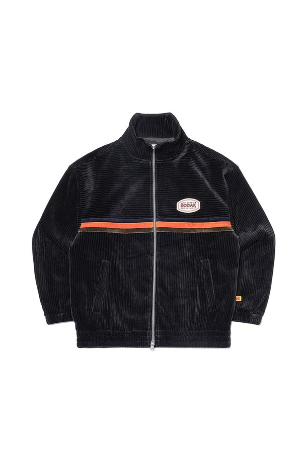 씨네코닥 코듀로이 집업 BLACK은 가을과 겨울, 일상에서 활용하기 좋은 공용 코듀로이 집업 재킷입니다. 부드러운 촉감의 면, 폴리에스테르, 레이온, 폴리우레탄 혼방 소재로 제작되어, 두꺼운 두께감과 신축성을 제공합니다. 오버핏으로 캐주얼, 스트리트 스타일을 연출하며, 블랙, 멜란지 그레이, 스카이 블루 세 가지 색상으로 만나볼 수 있습니다. 내구성이 뛰어나 오래 입을 수 있으며, 오버핏 팬츠와 셋업으로 더욱 멋스럽게 연출 가능합니다. 겨울 데일리룩, 동네 마실룩, 여행룩 등 다양한 TPO에 활용해보세요.
