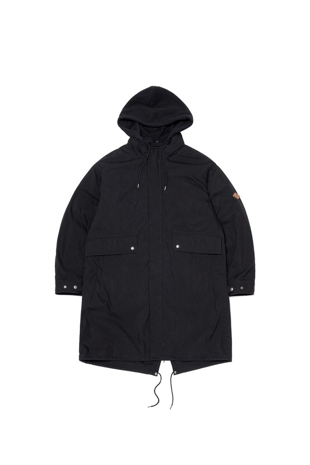 **피쉬테일 후드 패딩 재킷 BLACK (블랙)**

가을과 겨울, 데일리룩, 산책룩, 여행룩에 활용하기 좋은 블랙 컬러의 피쉬테일 후드 패딩 재킷입니다. 넉넉한 오버핏으로 캐주얼하고 베이직한 스타일을 연출하며, 무지 디자인으로 어떤 옷에도 쉽게 매치할 수 있습니다. 탈부착 가능한 후드와 허리 스트링으로 다양한 스타일을 연출할 수 있으며, 면과 나일론 혼방 소재로 부드러운 촉감을 선사합니다. 롱 기장과 집업 여밈 방식으로 편안하게 착용 가능하며, 비침 없이 따뜻하게 몸을 감싸주는 보통 두께의 패딩 재킷입니다. 미니멀하고 클래식한 분위기를 더하여 매일 입는 옷으로 손색없습니다.
