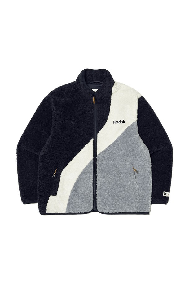 코다크롬 스탠넥 플리스 재킷 네이비는 가을, 겨울 시즌에 활용하기 좋은 플리스 재킷입니다. 톤온톤 컬러 블록 디자인과 코다크롬 필름 아카이브 디자인이 돋보이며, 일상 및 캐주얼 스타일에 적합합니다. 부드러운 안감과 우수한 보온성으로 편안한 착용감을 제공하며, 세미 오버핏으로 트렌디한 스타일을 연출합니다. 네이비와 민트 컬러로 출시되어 다양한 스타일링에 활용할 수 있으며, 가을 나들이룩, 겨울 데일리룩에 제격입니다. 집업 스타일의 긴소매 플리스 재킷으로 캐주얼, 스포티, 미니멀 무드를 즐길 수 있습니다.
