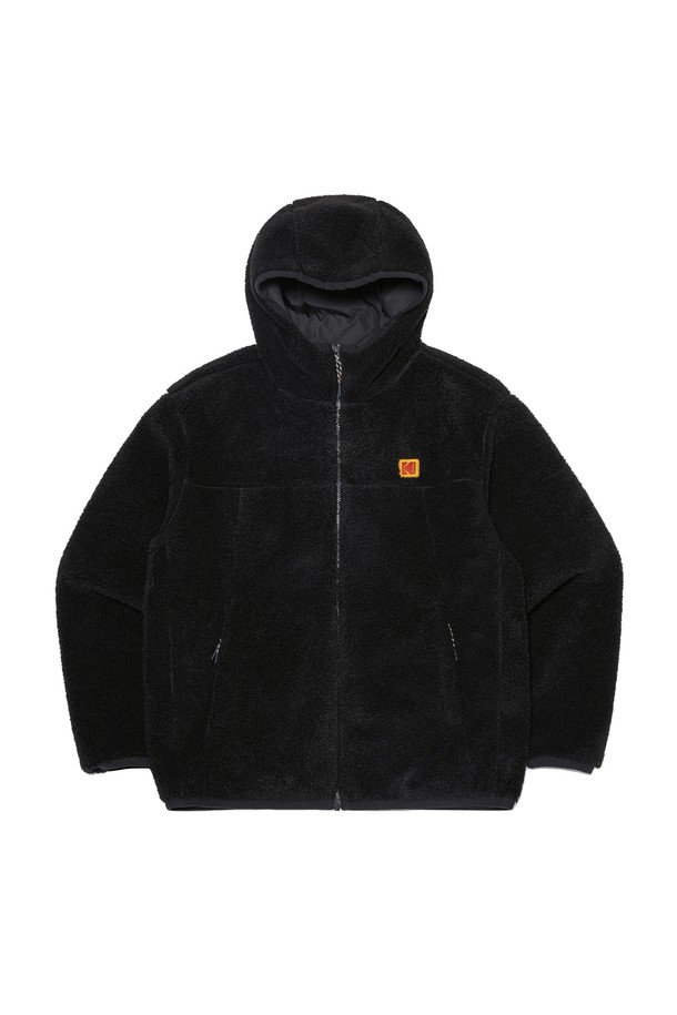 에센셜 후드 플리스 재킷 BLACK은 캐주얼, 스포티, 미니멀 스타일을 추구하는 분들을 위한 후드 플리스 재킷입니다. 공용으로 착용 가능하며, 가을과 겨울에 따뜻하게 입을 수 있습니다. 부드러운 촉감의 폴리에스테르 플리스 소재로 제작되었으며, 중간 두께감으로 편안한 착용감을 선사합니다. 블랙 컬러에 오버핏으로 디자인되었으며, 로고와 레터링 프린트가 특징입니다. 일상, 여행, 겨울 데일리룩에 활용하기 좋은 아이템입니다. 집업 스타일로 간편하게 입고 벗을 수 있으며, 립 소매단과 밑단, 바디 포켓 구조로 실용성을 더했습니다.
