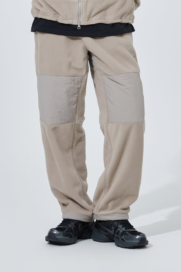 폴라텍 200 사프 (SAPPH) 인슐레이션 팬츠 (세미와이드핏) BEIGE는 아웃도어 활동과 일상생활 모두에 적합한 방한 바지입니다. 가을, 겨울 시즌에 착용하기 좋으며, 스포티하고 캐주얼한 스타일을 연출할 수 있습니다. 베이지 컬러의 세미와이드핏 긴바지로, 폴리에스터와 나일론 혼방의 겉감과 프리마로프트 골드 인슐레이션 안감을 사용하여 보온성을 높였습니다. 뛰어난 방수, 방풍, 경량 기능과 부드러운 촉감이 특징이며, 하이브리드 구조와 폴라텍 플리스 소재로 제작되어 편안한 착용감을 제공합니다. 겨울 데일리룩, 캠핑룩, 등산룩 등 다양한 스타일에 활용하기 좋은 제품입니다.
