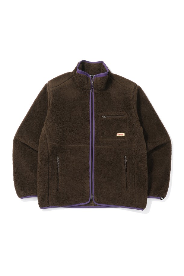 에센셜 스탠넥 플리스 재킷 BROWN은 남성을 위한 캐주얼하고 스포티한 스타일의 플리스 자켓입니다. 가을과 겨울에 적합하며, 부드러운 촉감의 플리스 소재로 제작되었습니다. 스탠드 넥 라인과 지퍼 포켓 디테일이 특징이며, 세미 오버핏으로 편안하게 착용 가능합니다. 무지 디자인의 브라운 컬러로, 가을 나들이룩과 겨울 데일리룩에 미니멀하게 매치하기 좋습니다. 긴 소매와 중간 두께감으로 간절기부터 겨울까지 따뜻하게 활용할 수 있습니다.
