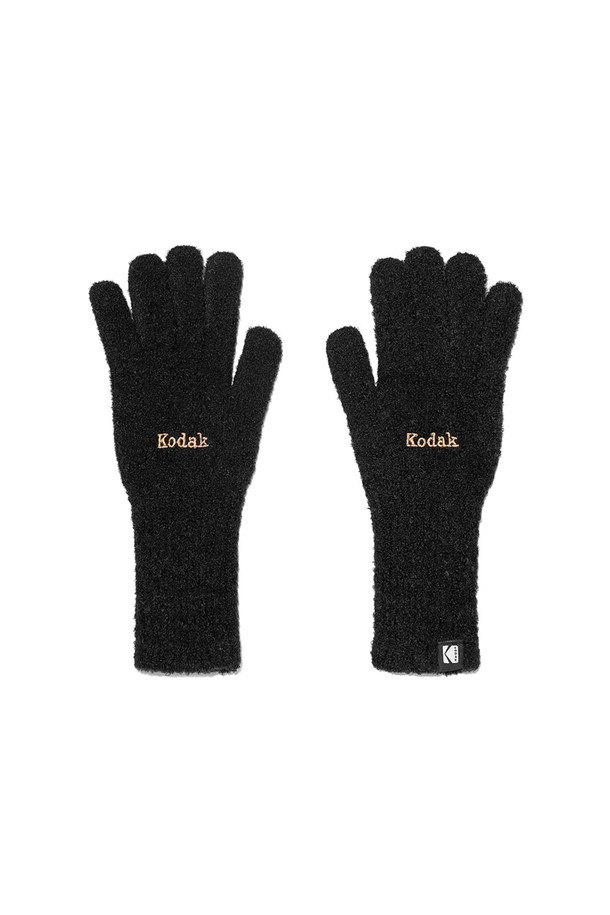 폰터치 손가락 장갑 BLACK은 부드러운 촉감과 베이직한 스타일의 겨울용 장갑입니다. 아크릴, 나일론, 모, 폴리에스터, 폴리우레탄 등 다양한 소재로 제작되어 보온성을 높였습니다. 핑거 터치 기능으로 스마트폰 사용이 용이하며, 부클 원사 텍스처가 특징입니다. 남녀 공용으로 착용 가능하며, 겨울 데일리룩이나 산책룩에 미니멀, 캐주얼, 클래식 스타일로 매치하기 좋습니다. 무지 디자인의 블랙 컬러로 어떤 옷에도 잘 어울립니다.
