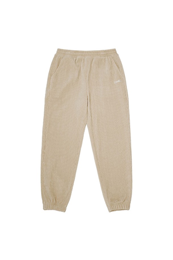 씨네코닥 코듀로이 레귤러핏 조거 팬츠 베이지는 부드러운 촉감과 스트레치성이 돋보이는 조거 팬츠입니다. 가을, 겨울 시즌에 적합하며, 폴리에스터와 폴리우레탄 혼방 소재로 제작되어 편안한 착용감을 선사합니다. 베이직하고 캐주얼한 스타일로, 다양한 상의와 매치하여 데일리룩, 산책룩, 집콕룩 등 다양한 TPO에 활용할 수 있습니다. 레귤러핏과 조거핏의 조화로 세련된 실루엣을 연출하며, 코듀로이 소재 특유의 따뜻한 분위기를 더합니다. 비침 걱정 없이 편안하게 착용 가능한 실용적인 아이템입니다.
