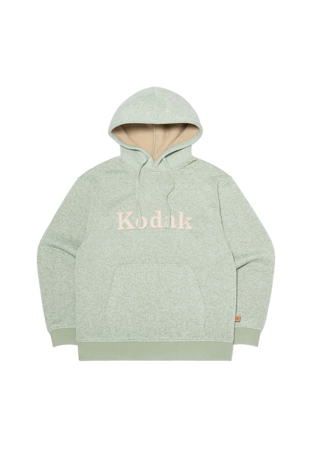 브라우니 세미오버핏 라이트웜 기모 후드 MINT GREEN은 가을, 겨울 시즌에 적합한 남녀 공용 후드티셔츠입니다. 민트 그린 컬러에 브라우니 카메라 모티브 디자인과 코닥 로고 프린트가 스포티하고 캐주얼한 스타일을 연출합니다. 두꺼운 두께감과 부드러운 촉감의 폴리에스테르 소재, 기모 안감으로 보온성을 높였습니다. 세미오버핏으로 편안한 착용감을 제공하며, 가을 나들이룩 또는 겨울 데일리룩에 활용하기 좋습니다. 양털 외관 후드가 특징입니다.
