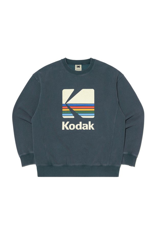 레인보우 세미오버핏 스노우워싱 기모 맨투맨 네이비는 부드러운 촉감과 두꺼운 두께감으로 겨울철 따뜻하게 착용할 수 있는 맨투맨입니다. 넉넉한 세미 오버핏으로 편안한 착용감을 선사하며, 스포티하고 캐주얼한 스타일을 연출합니다. 면, 폴리에스터, 폴리우레탄 혼방 소재에 스노우워싱 가공을 더해 빈티지한 멋을 살렸으며, 신축성이 있어 활동성이 좋습니다. 레인보우 패턴과 로고 디자인으로 포인트를 주어 겨울 데일리룩과 산책룩에 활용하기 좋습니다. 라운드넥, 긴소매, 안감 기모, 비침 없음 등의 특징을 갖춘 실용적인 아이템입니다.
