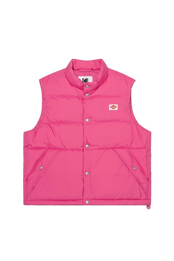 **레인보우 경량 다운 베스트 PINK**

가을, 초겨울 날씨에 가볍고 따뜻하게 입기 좋은 레인보우 경량 다운 베스트입니다. 스포티, 캐주얼 무드로 일상, 스포츠 활동 시 편안하게 착용할 수 있습니다. 핑크 컬러의 무지 디자인으로 어떤 옷에도 쉽게 매치할 수 있으며, 세미오버핏으로 편안한 착용감을 선사합니다. 스탠드넥 디자인과 밑단 스트링 조절 기능으로 보온성을 높였으며, 700+ 필파워 유럽산 뮬라드 덕다운과 생분해성 지속가능 소재를 사용하여 기능성과 친환경성을 모두 갖췄습니다. 동네 마실룩, 산책룩, 겨울 데일리룩 등 다양한 TPO에 활용할 수 있습니다.
