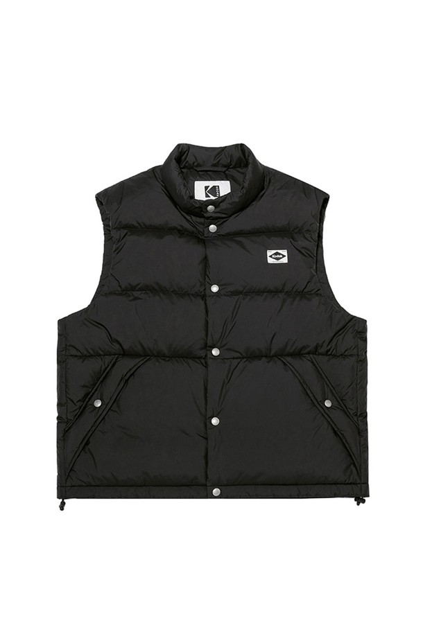 레인보우 경량 다운 베스트 BLACK은 가을과 초겨울, 혹은 간절기에 활용하기 좋은 세미 오버핏의 패딩 베스트입니다. 스포티하고 캐주얼한 스타일로, 일상 및 스포츠 활동 시 편안하게 착용할 수 있습니다. 부드러운 촉감의 폴리에스테르 소재에 유럽산 물라드 덕다운 충전재와 700+ 필파워를 사용하여 보온성을 높였습니다. 스탠드넥 디자인과 밑단 스트링 조절 기능으로, 다양한 스타일 연출이 가능하며 백 포켓 디테일로 실용성을 더했습니다. 산책룩, 겨울 데일리룩, 등산룩 등 다양한 TPO에 맞춰 미니멀한 스타일을 연출해보세요.
