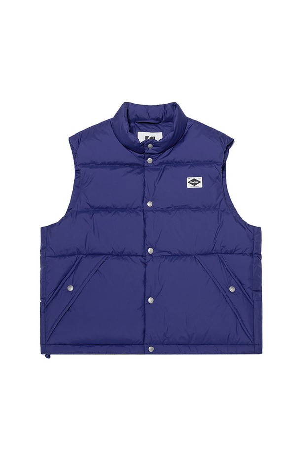 레인보우 경량 다운 베스트 BLUE는 가을, 초겨울 시즌에 활용하기 좋은 공용 패딩 베스트입니다. 스포티하고 캐주얼한 스타일로 일상과 스포츠 활동 모두에 적합하며, 톤 다운된 블루 컬러가 세련된 느낌을 더합니다. 가볍고 따뜻한 덕다운 충전재와 700+ 필파워로 보온성을 높였으며, 부드러운 촉감과 세미 오버핏으로 편안하게 착용할 수 있습니다. 스탠드넥 디자인, 백 포켓, 밑단 스트링 조절이 가능하여 실용성을 더했으며, 동네 마실룩, 가을 나들이룩, 겨울 데일리룩 등 다양한 TPO에 맞춰 캐주얼, 스포티, 미니멀한 스타일을 연출할 수 있습니다.
