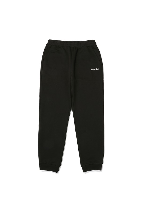 에센셜 에버라이트 조거 팬츠 BLACK는 편안함과 스타일을 동시에 잡은 조거 팬츠입니다. 부드러운 면, 폴리에스테르 혼방 소재로 제작되어 사계절 내내 쾌적하게 착용할 수 있으며, 밴딩 처리로 편안한 착용감을 선사합니다. 블랙 컬러에 로고 자수 디테일을 더해 캐주얼하면서도 스포티한 무드를 연출합니다. 가벼운 착용감과 신축성이 있어 활동성이 뛰어나며, 에센셜 에버라이트 라인과 함께 세트로 스타일링하여 더욱 멋스럽게 연출할 수 있습니다. 일상, 집콕, 산책 등 다양한 TPO에 활용하기 좋은 아이템입니다.
