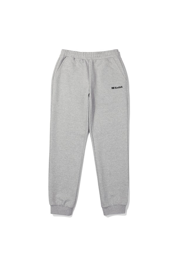 에센셜 에버라이트 조거 팬츠 멜란지 그레이는 부드러운 면과 폴리에스테르 혼방 소재로 제작되어 가볍고 편안한 착용감을 선사합니다. 멜란지 그레이 컬러에 로고 자수 포인트 디자인으로 캐주얼하면서도 스포티한 스타일을 연출합니다. 사계절 내내 활용 가능한, 중간 두께감의 레귤러핏 조거 팬츠로, 신축성이 우수하여 활동성을 높였습니다. 허리 밴딩으로 편안한 착용감을 제공하며, 세탁 후에도 변형이 적어 오랫동안 깔끔하게 입을 수 있습니다. 에센셜 에버라이트 라인과 세트업하여 더욱 스타일리시하게 즐길 수 있습니다.
