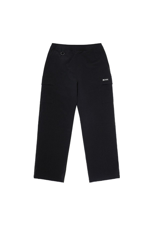 세미와이드핏 스트레이트 패딩 팬츠 BLACK는 한겨울 야외 활동에 적합한 방풍 및 보온 기능을 갖춘 패딩 팬츠입니다. 블랙 컬러의 무지 디자인으로, 스포티, 캐주얼, 고프코어 스타일을 연출할 수 있습니다. 나일론, 면, 폴리우레탄 혼방 소재로 제작되었으며, 두꺼운 두께감과 밑단 스트링으로 보온성을 높였습니다. 세미와이드핏과 스트레이트 핏으로 편안한 착용감을 제공하며, 겨울 데일리룩, 캠핑룩, 등산룩에 활용하기 좋습니다. 신축성은 없지만, 패딩 안감으로 따뜻함을 유지하며, 밑단 스트링으로 활동성을 더했습니다.
