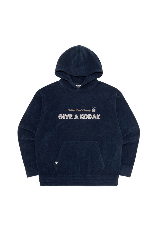 네이비 색상의 레터링 플리스 후드티셔츠입니다. 부드러운 촉감의 폴리에스테르와 레이온 혼방 소재로 제작되어, 봄, 가을에 입기 좋습니다. 오버핏 디자인에 프리미엄 자수 로고가 포인트로 들어가 캐주얼하고 베이직한 스타일을 연출합니다. 레이어드하여 다양한 스타일링이 가능하며, 신축성이 있어 편안하게 착용할 수 있습니다. 동네 마실룩, 캠핑룩 등 편안한 TPO에 활용하기 좋은 아이템입니다.
