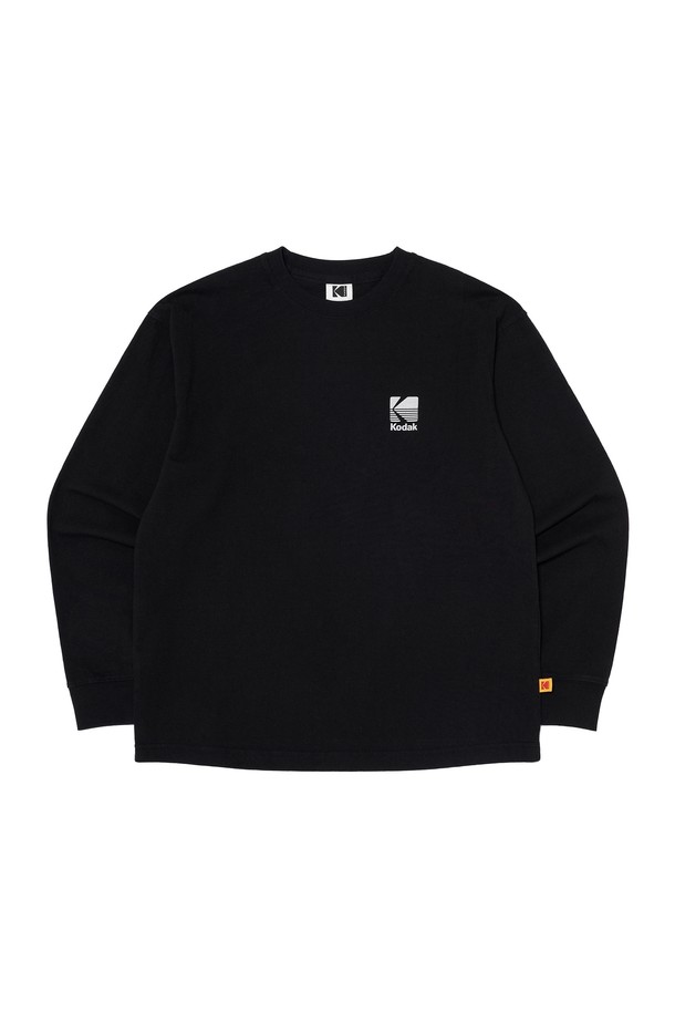 빅로고 그래픽 긴팔 티셔츠 BLACK는 캐주얼, 스트릿, 미니멀 스타일을 즐겨 입는 분들을 위한 공용 긴팔 티셔츠입니다. 부드러운 면 소재로 제작되어 편안한 착용감을 선사하며, 봄, 가을 시즌에 활용하기 좋습니다. 라운드넥 디자인에 세미 오버핏으로 제작되어 트렌디한 스타일을 연출할 수 있습니다. 시그니처 로고 그래픽이 돋보이며, 신축성이 좋아 활동성이 뛰어나고 비침 걱정 없이 착용 가능합니다. 동네 마실룩이나 여행룩으로 편안하고 스타일리시하게 연출해보세요.
