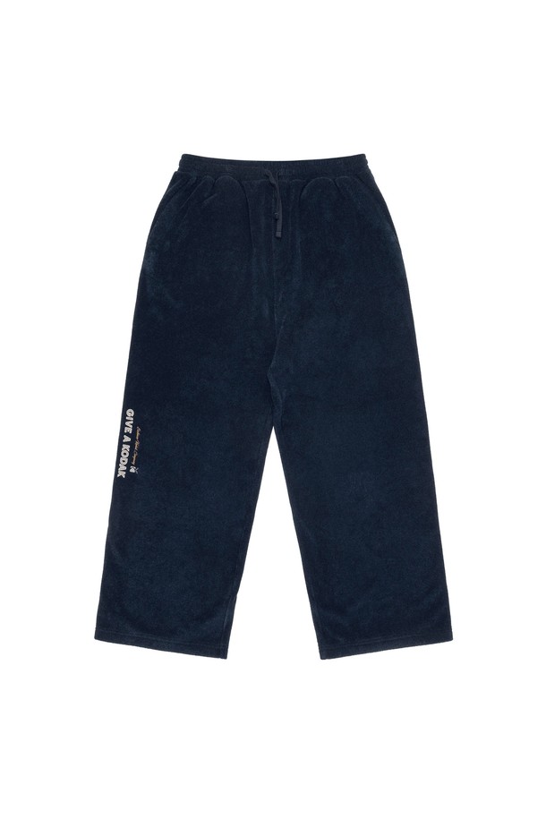 플리스 스트레이트 팬츠 네이비는 부드러운 촉감과 포근한 보온성을 자랑하는 플리스 팬츠입니다. 가을, 겨울 시즌 데일리룩, 집콕룩, 산책룩 등 다양한 TPO에 활용하기 좋은 아이템입니다. 세미 오버핏 스트레이트 핏으로 편안한 착용감을 선사하며, 고급스러운 자수 포인트가 돋보입니다. 신축성이 뛰어나 활동성을 높였으며, 비침 걱정 없이 안심하고 입을 수 있습니다. 캐주얼, 미니멀 스타일을 즐겨 입는 분들께 추천합니다.
