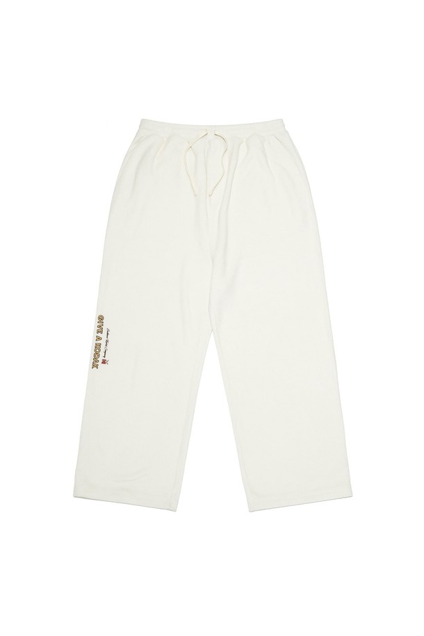 **플리스 스트레이트 팬츠 아이보리**는 부드러운 촉감과 높은 보온성을 자랑하는 플리스 소재의 긴 바지입니다. 편안한 세미오버핏 스트레이트 핏으로 제작되어 캐주얼하고 베이직한 스타일을 연출하며, 밴딩 처리로 편안한 착용감을 제공합니다. 가을, 겨울철 데일리룩, 집콕룩, 산책룩 등 다양한 TPO에 활용하기 좋으며, 프리미엄 자수 포인트가 디자인의 디테일을 더합니다. 신축성이 뛰어나 활동성이 좋고 비침 걱정 없이 따뜻하게 착용할 수 있습니다. 아이보리 컬러의 무지 디자인으로 어떤 상의와도 쉽게 매치하여 미니멀한 스타일을 완성할 수 있습니다.
