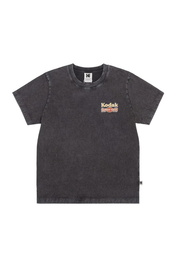 **레시피 스노우워싱 반팔 티셔츠 우먼 BLACK**

캐주얼한 스타일의 레시피 스노우워싱 반팔 티셔츠입니다. 부드러운 면 소재로 제작되어 편안한 착용감을 선사하며, 중간 두께감으로 봄, 여름 시즌에 활용하기 좋습니다. 블랙 컬러에 스노우워싱 가공을 더해 자연스러운 블리칭 효과를 연출했습니다. 세미오버핏으로 편안하게 떨어지는 핏이며, 라운드넥 디자인에 로고 프린트 디테일을 더했습니다. 동네 마실룩, 카페룩 등 다양한 TPO에 레이어드하여 캐주얼하고 미니멀한 스타일을 연출해보세요.
