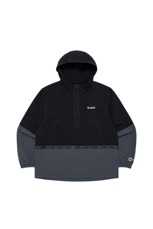 씨너리 컬러블록 아노락 BLACK은 남성용 아노락입니다. 봄, 초여름에 적합하며, 아웃도어 활동과 일상에서 모두 활용 가능한 제품입니다. 블랙, 베이지, 블루 컬러 배색의 컬러블록 패턴이 스포티하고 캐주얼한 스타일을 연출합니다. 나일론 소재로 제작되어 코튼 터치 질감을 느낄 수 있으며, 생활 방수 및 오염 방지 기능이 있습니다. 자카드 테이프 포인트, 밑단 스트링 디테일, 오버핏으로 편안한 착용감을 선사합니다.
