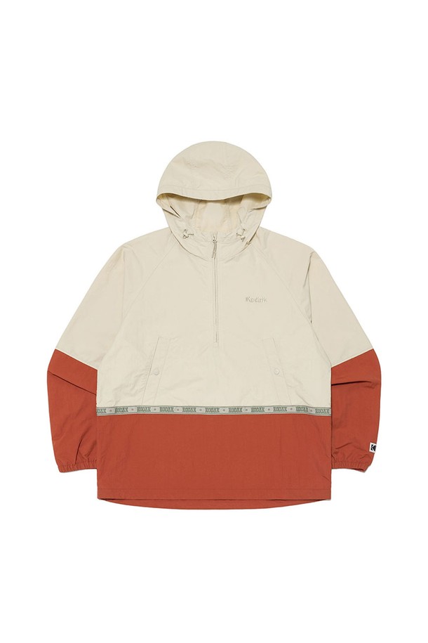 씨너리 컬러블럭 아노락 BEIGE는 남녀 모두 착용 가능한 오버핏 아노락입니다. 베이지, 블랙, 블루 세 가지 색상으로 출시되었으며, 봄과 초여름에 적합한 중간 두께의 나일론 소재로 제작되었습니다. 일상 및 아웃도어 활동에 적합하며, 방수 및 생활 방수 기능으로 실용성을 더했습니다. 자카드 트리밍 디테일과 밑단 스트링 조절, 워터 리펠런트 가공으로 기능성과 디자인을 모두 잡았습니다. 스포티, 캐주얼, 미니멀 스타일을 즐기는 분들께 동네 마실룩, 산책룩, 여행룩으로 추천합니다.
