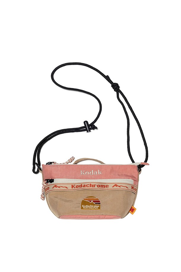 코다크롬 미니 크로스백 PINK는 핑크, 옐로우, 카키 세 가지 색상으로 출시된 가방입니다. 나일론 소재로 제작되어 가볍고 내구성이 뛰어나며, 미니멀한 사각형 디자인에 스트랩 디테일이 돋보입니다. 스트랩 스토퍼를 통해 간편하게 길이 조절이 가능하며, 가방걸이와 전면 스트랩을 활용하여 소지품을 걸어 보관할 수 있습니다. 일상 및 캠핑 등 다양한 용도로 활용 가능하며, 지퍼형 잠금 방식으로 안전하게 소지품을 보관할 수 있습니다. 캐주얼, 미니멀, 스포티한 스타일에 잘 어울리는 실용적인 크로스백입니다.
