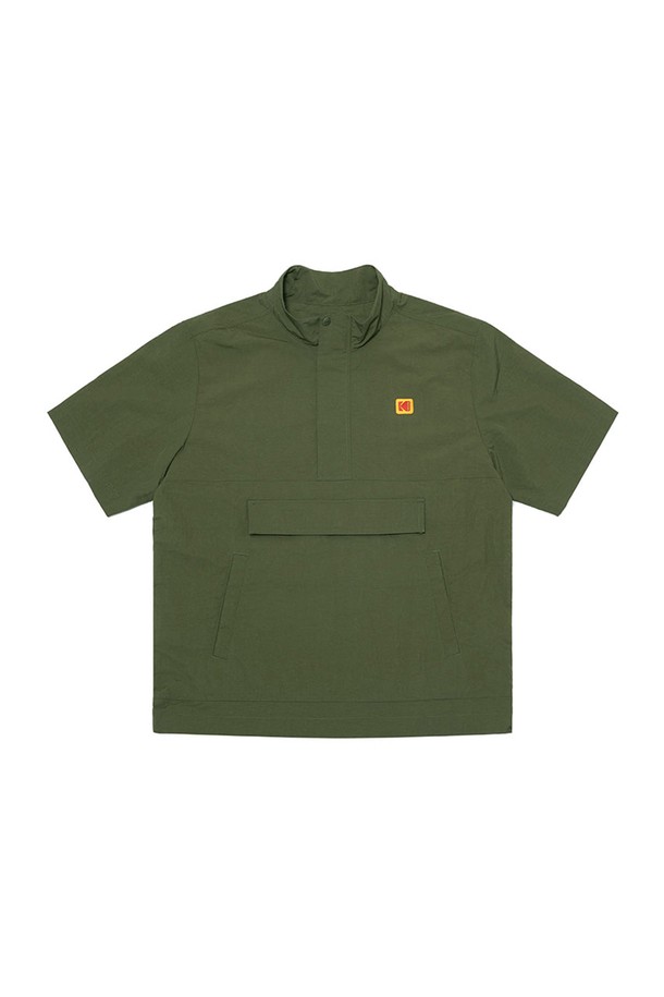 컬러플러스 스텐넥 아노락 KHAKI는 캐주얼, 스포티 무드를 연출하는 공용 아노락입니다. 나일론 소재로 제작되어 봄, 여름 시즌에 가볍게 착용하기 좋으며, 세미 오버핏으로 편안한 착용감을 제공합니다. 화사한 카키, 블루, 옐로우 세 가지 컬러로 출시되었으며, 밑단 스트링으로 다양한 스타일을 연출할 수 있습니다. 일상, 여행, 봄 소풍 등 다양한 TPO에 활용 가능하며, 반소매 기장과 집업 여밈 방식으로 편리하게 입고 벗을 수 있습니다. EHPWI 팬츠와 셋업으로도 구성하여 더욱 스타일리시하게 연출할 수 있습니다.
