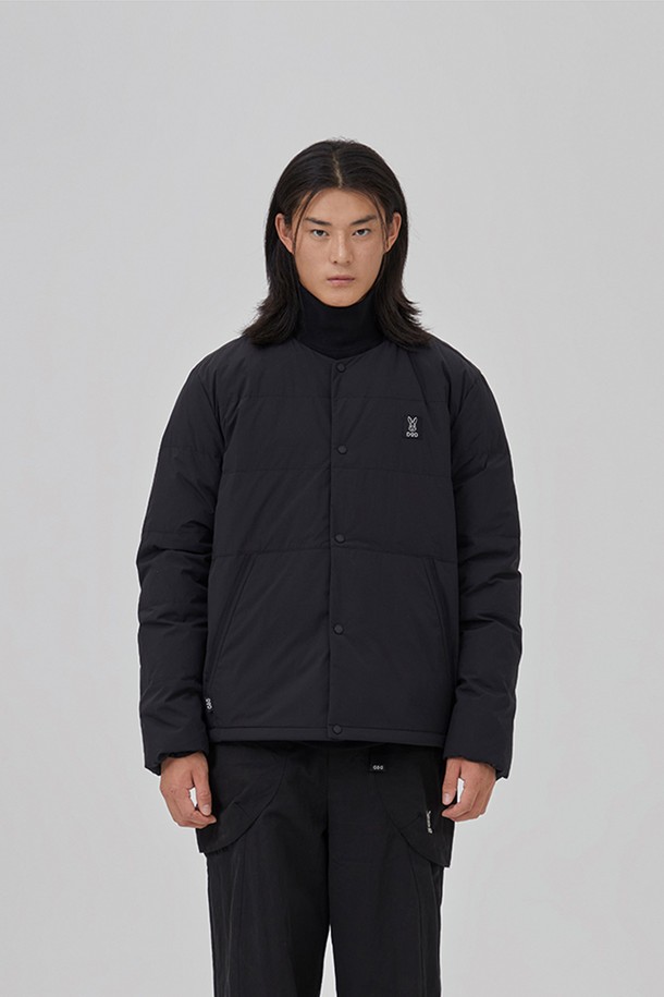 윈터캠퍼 D7 경량 다운자켓 - BLACK는 일상과 캠핑 모두에 적합한 공용 다운자켓입니다. 블랙 컬러에 캐주얼, 스포티 스타일을 더했으며, 자연스러운 주름이 특징입니다. 레이어드핏으로 제작되어 겨울철 보온성을 높여주며, 가볍고 부드러운 촉감의 나일론, 폴리에스터 혼방 소재를 사용했습니다. 유럽 등급 덕다운(솜털 80%, 깃털 20%) 충전재와 프론트 디오디 라벨 로고가 특징이며, 긴 소매와 지퍼형 여밈 방식으로 편안하게 착용할 수 있습니다. 경량(L사이즈 기준 63g)으로 제작되어 활동성을 높였으며, 보온 기능으로 윈터 캠핑룩, 데일리룩에 활용하기 좋습니다.
