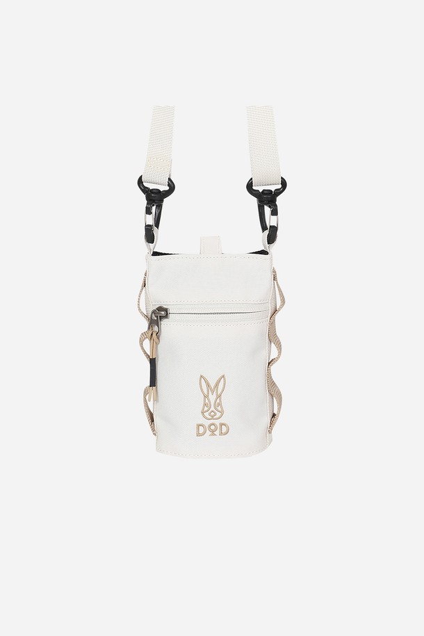 아이보리 컬러의 미니 크로스백입니다. 합성가죽 소재로 제작되었으며, 사각형 디자인에 지퍼형 잠금 방식으로 내용물을 안전하게 보관할 수 있습니다. 가방 전면에 토끼 로고 프린트가 돋보이며, 조절 가능한 스트랩으로 편안하게 크로스백 또는 숄더백으로 연출 가능합니다. 데이트룩, 미니멀, 캐주얼, 걸리시 스타일을 즐겨 입는 여성분들께 추천합니다. 일상생활에서 가볍게 들고 다니기 좋은 실용적인 아이템입니다.

