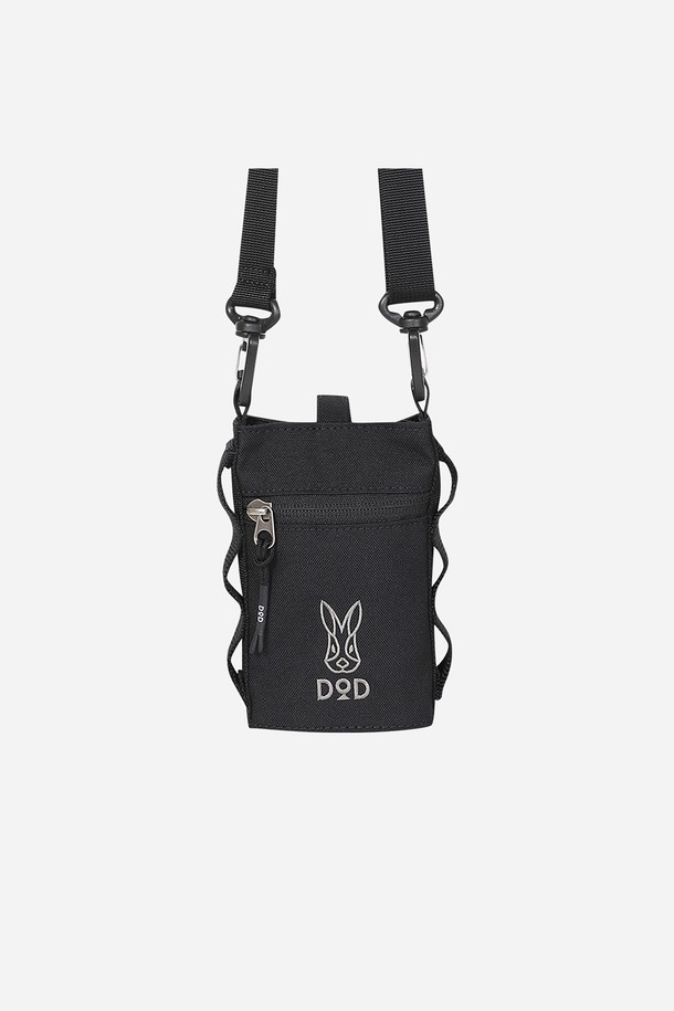 **악세서리 미니 크로스백 - BLACK**

세련된 블랙 컬러의 미니 크로스백입니다. 폴리에스터 소재로 제작되어 가볍고 내구성이 뛰어나며, 500ML 물병 수납이 가능합니다. 미니멀하고 시크한 디자인에 로고 패턴으로 포인트를 주었으며, 탈부착 가능한 크로스백과 폴더블백 세트로 구성되어 실용성을 더했습니다. 여행룩, 휴가룩 등 다양한 TPO에 활용하기 좋으며, 캐주얼한 스타일을 연출하기에 적합합니다. 사각 모양으로 디자인되어 넉넉한 수납 공간을 제공하며, FREE 사이즈로 누구나 편안하게 사용할 수 있습니다.
