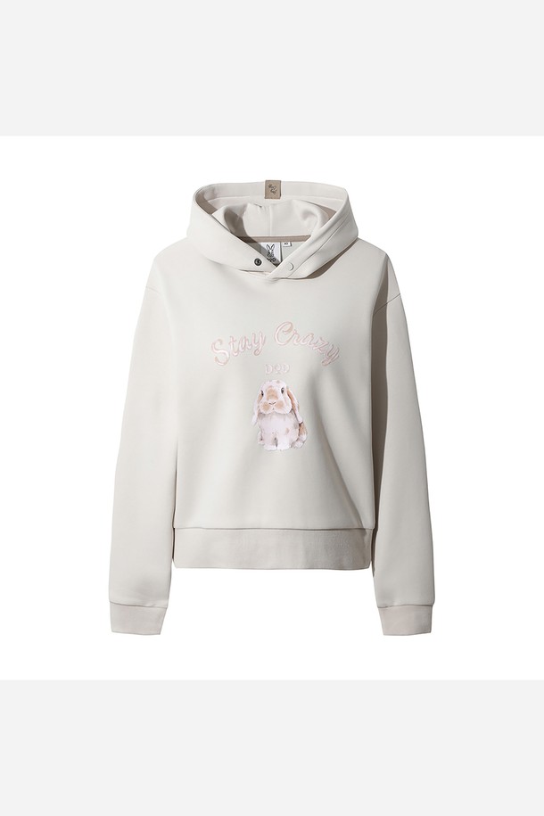 아이보리 컬러의 밀도 후드 여자입니다. 부드러운 촉감과 가벼운 착용감을 자랑하며, 봄, 가을 시즌에 적합합니다. 면, 폴리에스터, 폴리우레탄 혼방 소재로 제작되어 형태 안정성이 우수합니다. 크롭 기장에 레귤러핏으로, 캐주얼한 스타일을 연출하며, 귀여운 토끼 그래픽 로고와 키치한 디자인이 특징입니다. 긴 소매와 후드 디자인으로 편안함과 스타일을 동시에 잡았습니다.
