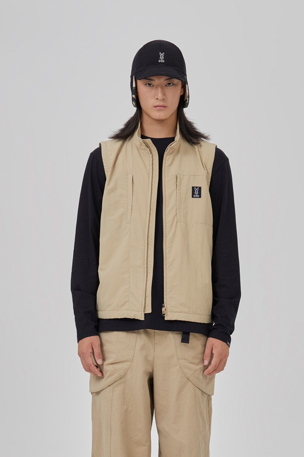 알파 패딩 베스트 - TAN은 가을, 겨울철 일상 및 아웃도어 활동에 적합한 남녀 공용 패딩 베스트입니다. 두꺼운 두께감과 부드러운 촉감, 그리고 발수 및 보온 기능으로 뛰어난 착용감을 제공합니다. 레귤러핏으로 제작되었으며, 집업 여밈 방식과 민소매 디자인이 특징입니다. 스포티, 캐주얼, 미니멀 스타일을 연출하기 좋으며, 폴리에스터 안감과 나일론, 폴리에스터 혼방의 겉감으로 제작되었습니다. 겨울철 데일리룩에 활용하기 좋은 아이템입니다.
