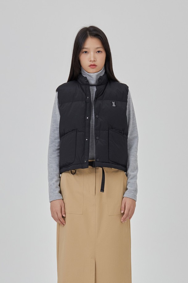 코나 D7 다운 여자 베스트 - BLACK은 겨울철 보온성을 책임지는 여성용 패딩 베스트입니다. 블랙 컬러에 무지 디자인으로 어떤 옷에도 쉽게 매치할 수 있으며, 캐주얼, 스포티, 미니멀한 스타일을 연출하기 좋습니다. 가볍고 따뜻한 나일론 소재의 다운 충전재와 하이넥 디자인으로 보온성을 높였으며, 집업 방식으로 간편하게 착용 가능합니다. 크롭 기장과 민소매 스타일로 활동성을 더해 일상, 아웃도어, 여행 등 다양한 TPO에 활용할 수 있습니다. 레귤러핏으로 편안한 착용감을 선사합니다.
