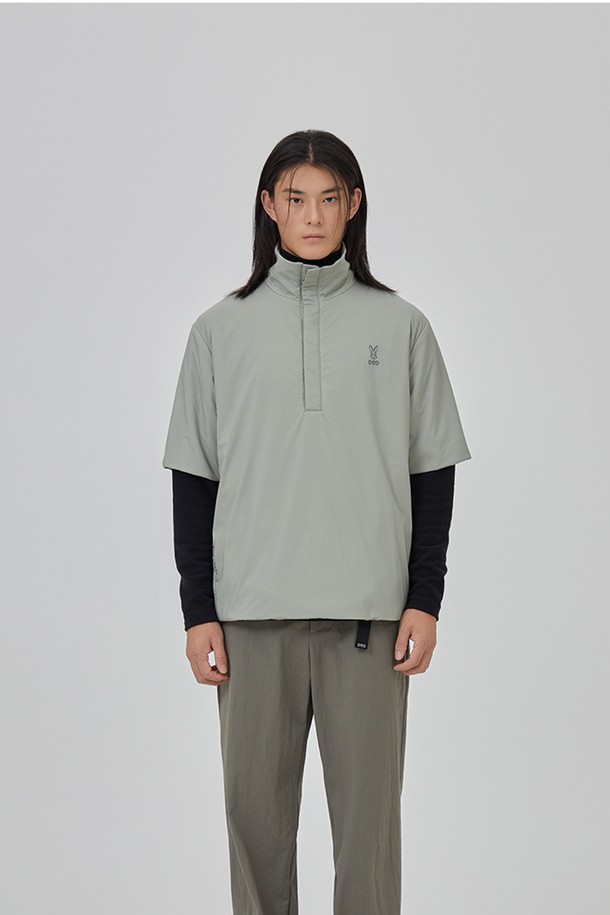 알파패딩 반팔 아노락 - L.MINT는 가볍고 따뜻한 겨울철 필수 아우터입니다. 라이트 민트 컬러의 무지 디자인으로, 일상 및 스포츠 활동에 모두 적합합니다. 알파 인슐레이션 패딩 소재로 보온성이 뛰어나며, 매트한 나일론 립스탑 소재를 사용하여 방풍 기능을 더했습니다. 반소매 기장과 레귤러핏으로 활동성을 높였으며, 스포티, 캐주얼, 고프코어 스타일을 연출하기 좋습니다. 겨울철 데일리룩, 등산룩, 피트니스룩 등 다양한 TPO에 활용할 수 있습니다.
