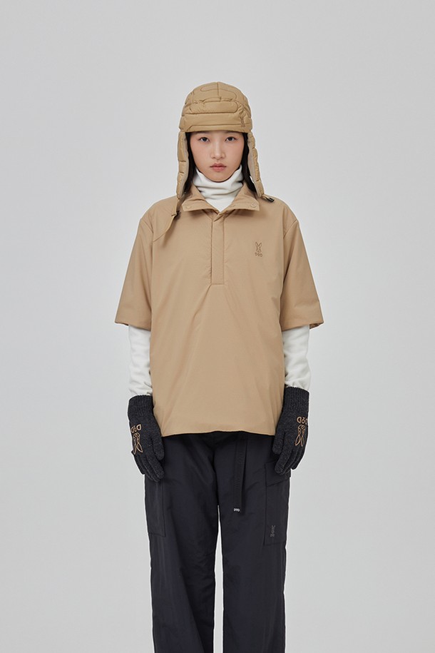 알파패딩 반팔 아노락 - 탄(TAN)은 겨울철 보온성을 책임지는 남녀 공용 아노락입니다. 매트한 질감에 립스탑 무늬, 하이넥 디자인으로 스포티하고 캐주얼한 스타일을 연출합니다. 가볍지만 두꺼운 두께감의 패딩 안감과 알파 충전재를 사용하여 보온 기능을 강화했으며, 하프 집업으로 간편하게 착용할 수 있습니다. 일상, 스포츠 활동은 물론 산책, 여행 시에도 활용하기 좋은 데일리 아이템입니다. 레귤러핏으로 활동성을 높였으며, 고급스러운 마감 처리가 돋보입니다.
