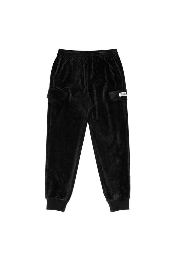 블랙 컬러의 코듀로이 소재, 레귤러핏의 카고 조거 팬츠입니다. 가을과 겨울에 적합하며, 캐주얼한 스타일을 연출하기 좋습니다. 스트레치 원단으로 편안한 착용감을 제공하며, 사이드 포켓과 기본 주머니, 카고 디자인으로 실용성을 더했습니다. 동네 마실룩, 겨울 데일리룩, 여행룩 등 다양한 TPO에 활용 가능하며, 캐주얼, 미니멀, 클래식 스타일을 즐기는 분들께 추천합니다. 
