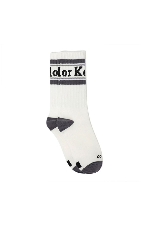 코다컬러 크루 삭스 차콜 (Koda Color Crew Socks CHARCOAL)는 일상생활에 편안함과 스타일을 더해줄 양말입니다. 미드카프 길이로 제작되어 다양한 신발과 믹스매치하기 좋으며, 부드러운 촉감의 30수 코마사 면을 사용하여 편안한 착용감을 선사합니다. 차콜과 아이보리 두 가지 색상으로 출시되었으며, 코닥 브랜딩 로고와 컬러 포인트를 더해 캐주얼, 미니멀, 클래식 스타일을 연출하기 좋습니다. 신축성이 있어 활동성을 높여주며, 동네 마실룩이나 산책룩에 매치하기 좋은 아이템입니다. 사계절 내내 활용 가능한 실용적인 양말입니다.

