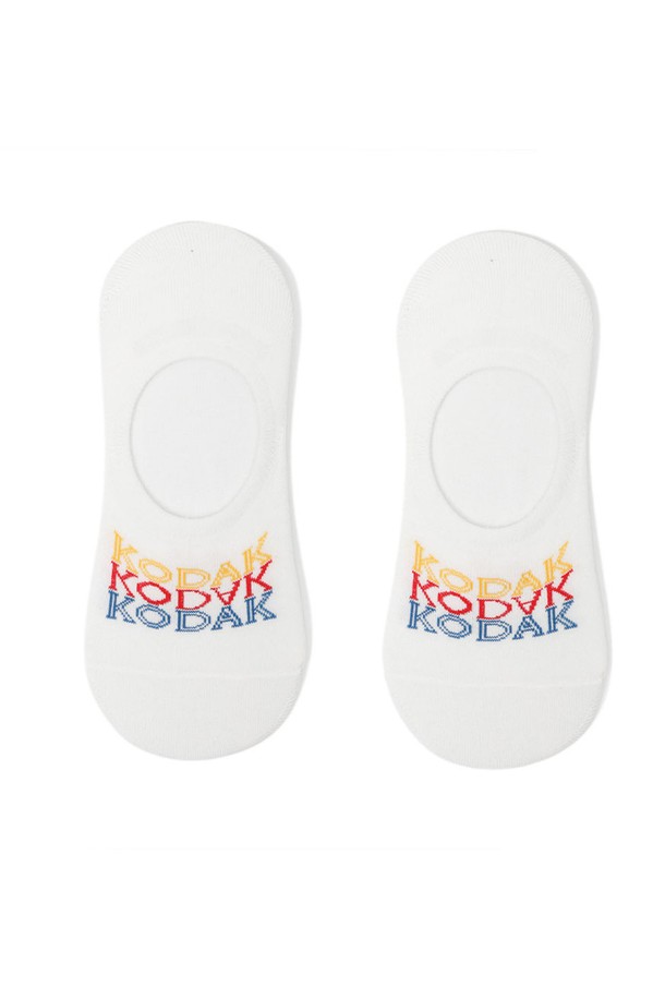 레터링 노쇼 삭스 WHITE는 면, 폴리에스테르, 폴리우레탄 혼방 소재로 제작되어 부드럽고 편안한 착용감을 제공합니다. 공용 디자인으로, 화이트와 그레이 두 가지 색상으로 출시되어 다양한 스타일에 매치하기 좋습니다. 얇은 두께감으로 사계절 내내 부담 없이 착용할 수 있으며, 발 뒤꿈치 부분의 Y자 컷팅과 실리콘 그립이 있어 활동적인 움직임에도 흘러내림 없이 안정감을 줍니다. 캐주얼, 미니멀, 클래식 스타일의 옷차림에 잘 어울리며, 동네 마실룩 또는 산책룩에 포인트를 더해줍니다. 발목 부분의 로고 디테일이 은은한 멋을 더해줍니다.
