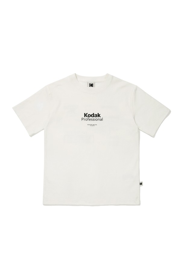 메일러 그래픽 반팔티셔츠 (WHITE)는 메일러 아트워크 디자인과 빈티지 아카이브를 재해석한 그래픽과 로고 패턴이 특징인 반팔 티셔츠입니다. 부드러운 면 소재로 제작되어 편안한 착용감을 선사하며, 세미 오버핏으로 캐주얼한 스타일을 연출합니다. 라운드넥 디자인과 중간 두께감으로 봄, 여름 시즌 데이트룩 또는 동네 마실룩에 활용하기 좋습니다. 화이트, 옐로우, 카키, 블랙 등 다양한 컬러 옵션으로 만나보세요. 심플하면서도 전문적인 포토그래퍼 스타일을 완성해 줄 아이템입니다.
