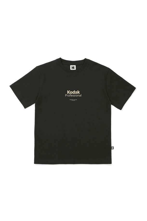 메일러 그래픽 반팔 티셔츠 BLACK는 미니멀하고 베이직한 스타일을 추구하는 분들을 위한 데일리 티셔츠입니다. 봄, 여름 시즌에 적합하며, 부드러운 면 소재로 제작되어 편안한 착용감을 선사합니다. 라운드넥에 세미오버핏으로 제작되었으며, 블랙 컬러 바탕에 그래픽 아트워크 디자인과 포토그래픽 아카이브 요소를 적용하여 독특한 포인트를 더했습니다. 동네 마실룩이나 카페룩 등 다양한 TPO에 활용 가능하며, 비침 없이 형태 유지력이 우수합니다. 미니멀하고 캐주얼한 스타일을 즐기는 분들께 추천합니다.
